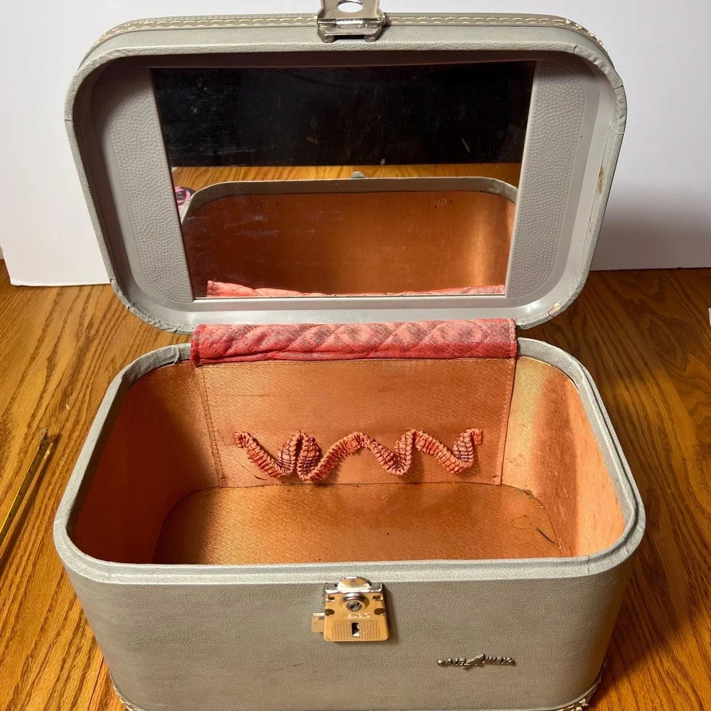 Vintage Airway Train Case Gray Hard Shell Makeup Cosmetic Vanity Case w Mirror